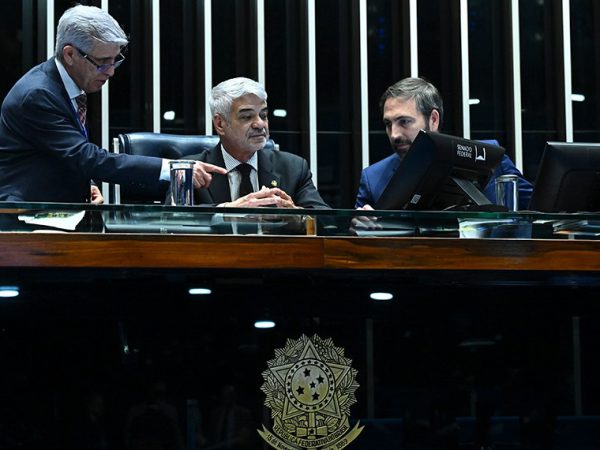 Mesa: 
2º vice-presidente do Senado Federal, senador Humberto Costa (PT-PE); 
secretário-geral da Mesa do Senado Federal, Danilo Augusto Barboza de Aguiar.