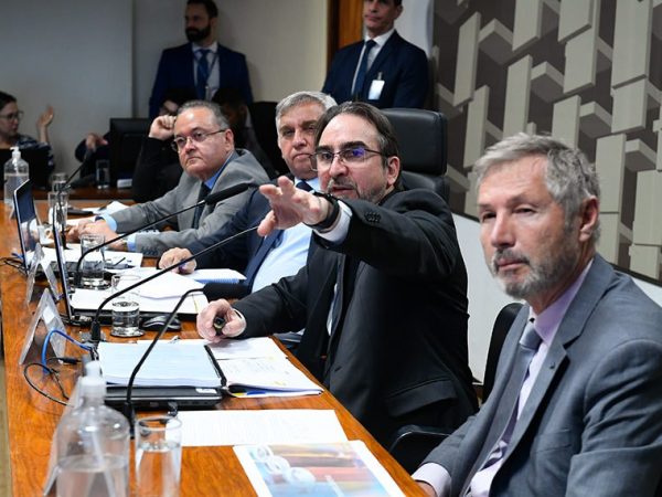 Mesa:
presidente da Associação Nacional dos Auditores Fiscais da Receita Federal do Brasil (Unafisco Nacional), Mauro José Silva;
ex-senador da República Roberto Rocha;
presidente eventual da CAE, senador Izalci Lucas (PL-DF);
secretário extraordinário da Reforma Tributária no Ministério da Fazenda (Sert), Bernard Appy
gerente de Projeto da Receita Federal do Brasil (RFB), Fernando Mombelli.