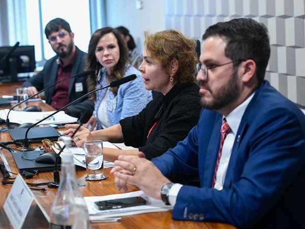 Mesa: 
diretor de Monitoramento, Avaliação e Manutenção da Educação Básica (SEB/MEC), Valdoir Pedro Wathier; 
presidente eventual da CE, senadora Professora Dorinha Seabra (União-TO); 
secretária-geral da Confederação Nacional dos Trabalhadores em Educação (CNTE), Fátima Silva; 
diretor de Gestão de Fundos e Benefícios do Fundo Nacional de Desenvolvimento da Educação (Digef/FNDE), André Gustavo Santos Lima Carvalho.