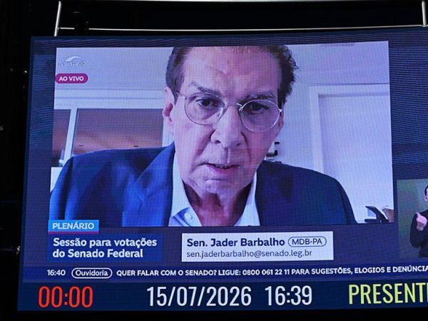 Painel exibe senador Jader Barbalho (MDB-PA) via videoconferência.