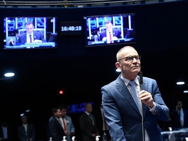Em pronunciamento, à bancada, senador Fabiano Contarato (PT-ES).