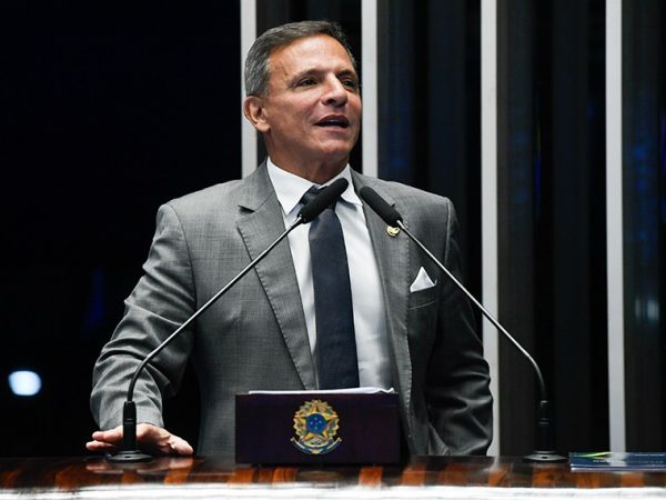 Em discurso, à tribuna, senador Marcio Bittar (União-AC).