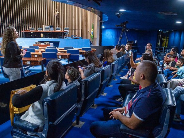 Fora do recesso parlamentar, as visitas ao Congresso Nacional podem ser realizadas em dias úteis (exceto terças e quartas-feiras), aos finais de semana e feriados, das 9h às 17h. A cada 30 minutos é iniciado um tour com no máximo 50 visitantes presentes.