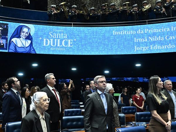 Em posição de respeito, parlamentares e convidados acompanham execução do Hino Nacional pela Banda de Música da Marinha do Brasil.