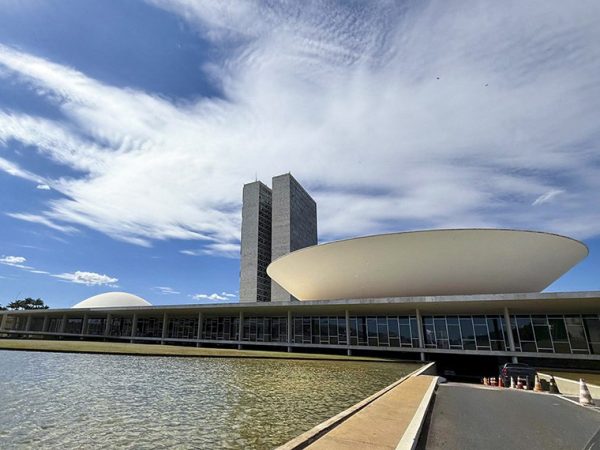 Sede das duas Casas do Poder Legislativo e um dos mais famosos cartões postais do Brasil, o Palácio do Congresso Nacional é composto por duas cúpulas e duas torres de 28 andares, que abrigam a Câmara dos Deputados e o Senado Federal.