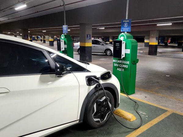 Com a popularização dos carros eletrificados, é preciso pensar no destino adequado das baterias, diz Jaques Wagner Bárbara Batista/Agência Senado