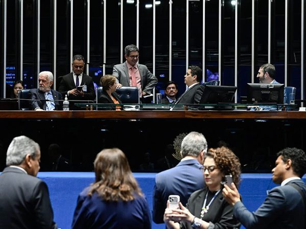 Mesa: 
líder do governo no Senado Federal,  senador Jaques Wagner (PT-BA);
senadora Tereza Cristina (PP-MS);
líder do governo no Congresso Nacional, senador Randolfe Rodrigues (PT-AP); 
presidente do Senado Federal, senador Davi Alcolumbre (União-AP); 
secretário-geral da Mesa do Senado Federal, Danilo Augusto Barboza de Aguiar.