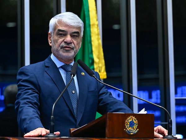 Em discurso, à tribuna, senador Humberto Costa (PT-PE).