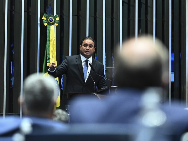 Em discurso, à tribuna, senador Weverton (PDT-MA).