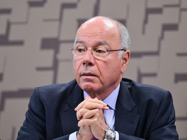 À mesa, em pronunciamento, ministro de Estado das Relações Exteriores, Mauro Vieira.