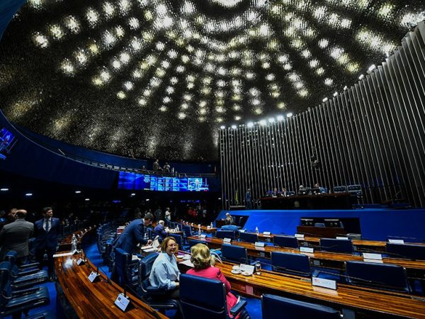 Mesa:
senador Rogério Carvalho (PT-SE);
senador Randolfe Rodrigues (PT-AP); 
2º vice-presidente do Senado Federal, senador Humberto Costa (PT-PE), preside sessão;
secretário-geral da Mesa do Senado Federal, Danilo Augusto Barboza de Aguiar.