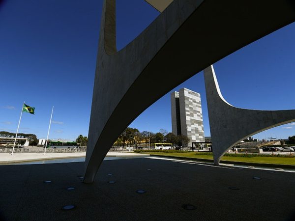 Prédio principal do Congresso (ao fundo), com colunas do Palácio do Planalto em primeiro plano Marcos Oliveira/Agência Senado