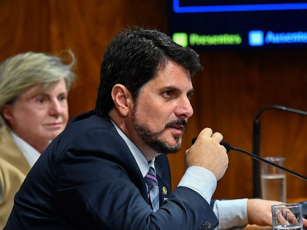 Em pronunciamento, à bancada, senador Marcos do Val (Podemos-ES).