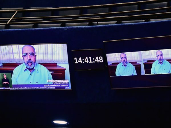 Painel exibe senador Paulo Paim (PT-RS) em pronunciamento via videoconferência.