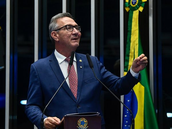 Senador Lucas Barreto (PSD-AP) em discurso à tribuna.