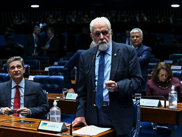 Líder do governo no Senado Federal, senador Jaques Wagner (PT-BA) em pronunciamentyo à bancada.