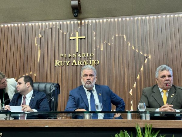 Petecão (centro) representou o Senado no encontro na Assembleia Legislativa do Estado do Amazonas Paulo Alves/Assessoria do senador Petecão