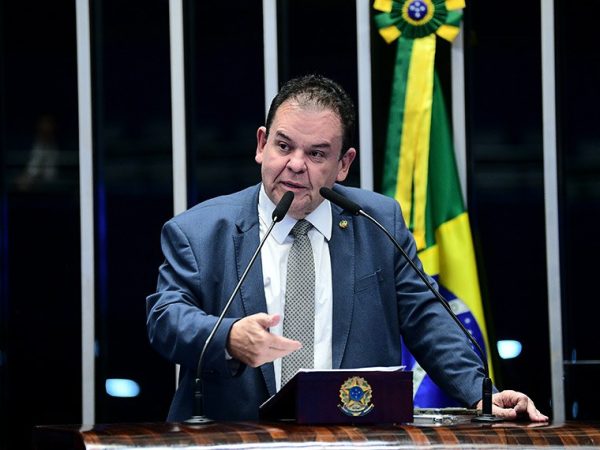 Em discurso, à tribuna, senador André Amaral (União-PB).