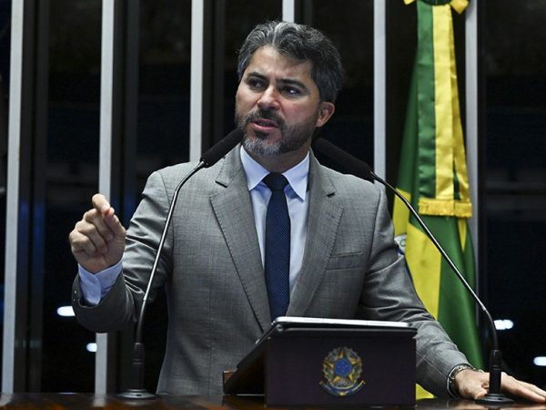 À tribuna, em discurso, senador Marcos Rogério (PL-RO).