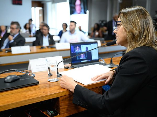 Mesa: 
presidente eventual da CAS, senadora Leila Barros (PDT-DF).