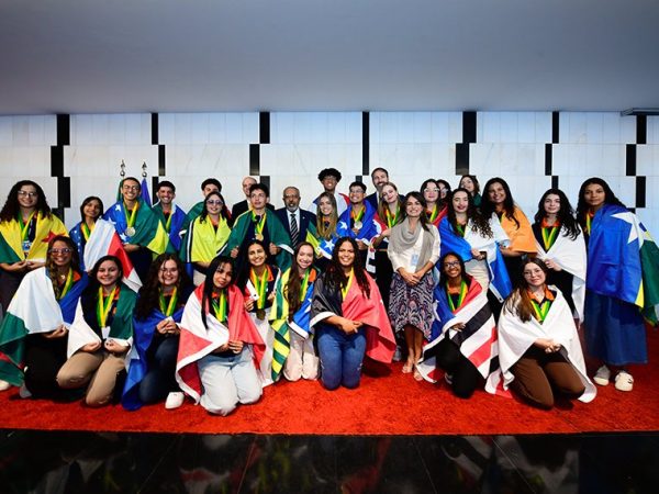 Jovens senadores 2025: 
Adrieli Mattos França (SC); 
Darliane Crislaine Lima da Silva (AL); 
Douglas Paes Silva (PE); 
Ellen Lahandria Nogueira Oliveira (AP); 
Erick Emanuel Lima Souza (CE); 
Flávia Bueno Olímpio (PR); 
Gabriel Alves Lemos (MS); 
Isabelly Christynna Capim Fernandes (PB); 
Isabelly Gomes Naegele Montechiari (RJ); 
João Pedro Ferreira Santos (BA); 
José Guylherme Santos Santana (SE); 
Keyla Adssa Barbosa de Oliveira (RN); 
Laury Angelina Luiz Ferreira Xavier de Oliveira (RO); 
Luísa Rodrigues de Freitas (MG); 
Maria Carolina Bueno Carriel (SP); 
Maria Eduarda dos Santos Alves (DF); 
Maria Eduarda Oliveira Primo (TO); 
Maria Eduarda Sousa Vale (RR); 
Maria Gabriella Silva Freitas (AM); 
Mariana de Fátima Miranda Marques (PI); 
Nicoly Ketlen Silva Mendonça (AC); 
Raphael Jorge Guimarães (RS); 
Rebeca Souza Marinho (PA); 
Rosângela Bispo Pereira (MA); 
Sabrina Furriel Nascimento Freitas (ES); 
Stefany Formigari Wrzsciz (MT); 
Yasmin Vittória Nunes Soares (GO).