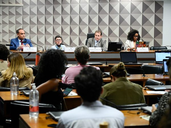 Mesa:
diretor da Associação Brasileira de Energia Eólica, Marcello Cabral;
representante do Engajamundo, Jarê Aikyry, em pronunciamento;
presidente eventual da CMMC, deputado Nilto Tatto (PT-SP);
representante da Coalizão Clima de Mudança, Marcele Oliveira.