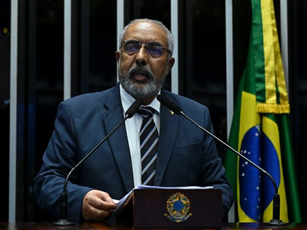 Senador Paulo Paim (PT-RS) em discurso à tribuna.