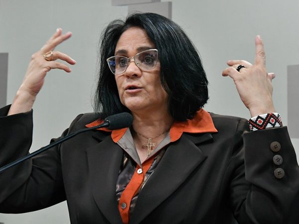 Em pronunciamento, à mesa, ministra da Mulher, da Família e dos Direitos Humanos, Damares Alves.