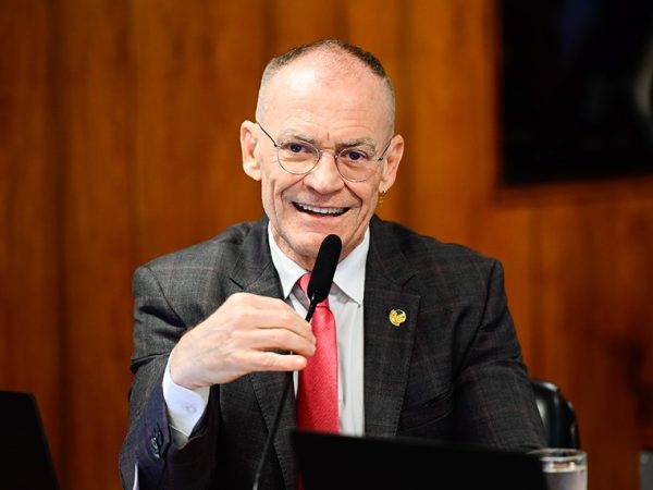 Em pronunciamento, à bancada, senador Fabiano Contarato (PT-ES).