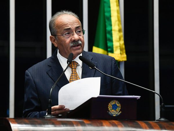 Em discurso, à tribuna, senador Chico Rodrigues (PSB-RR).