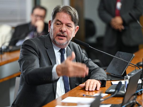 Em pronunciamento, à bancada, relator do PL 1.070/2024, senador Cid Gomes (PSB-CE).