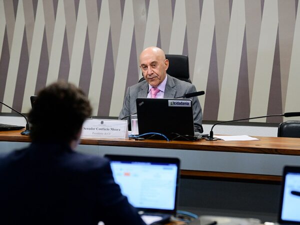 Mesa:
presidente da CI, senador Confúcio Moura (MDB-RO).
