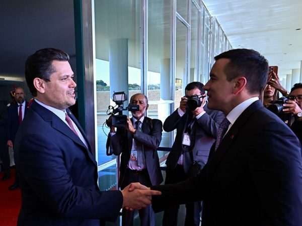Ppresidente do Senado Federal, senador Davi Alcolumbre (União-AP), cumprimenta o senhor presidente da República do Equador, Daniel Noboa.