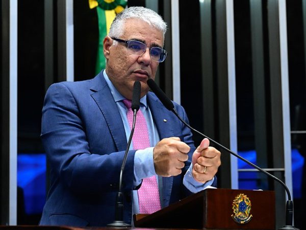 À tribuna, em discurso, senador Eduardo Girão (Novo-CE).