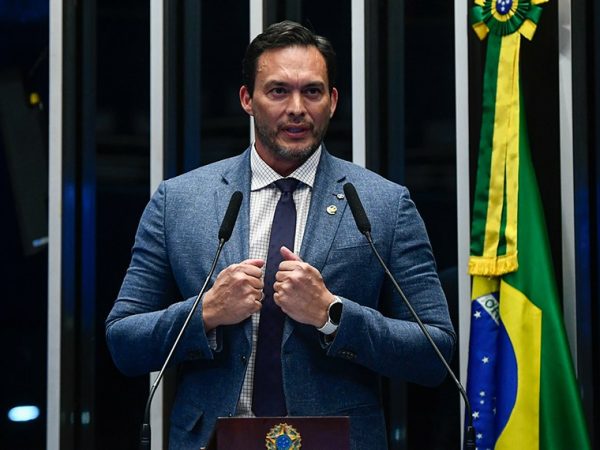 À tribuna, em discurso, senador Styvenson Valentim (PSDB-RN).