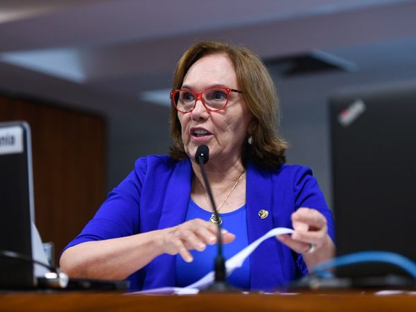 Em pronunciamento, à bancada, senadora Zenaide Maia (PSD-RN).