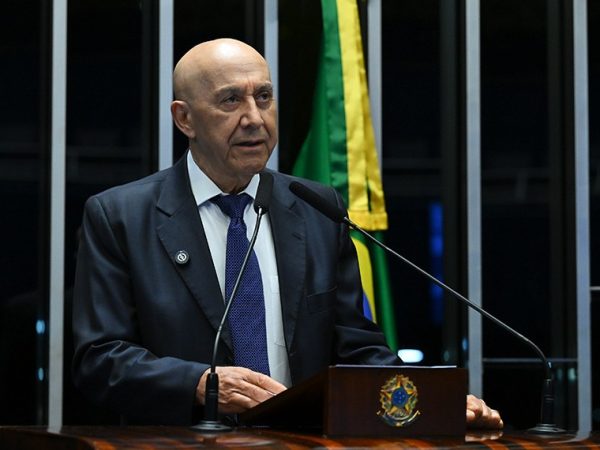 Em discurso, à tribuna, senador Confúcio Moura (MDB-RO).