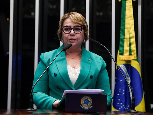 Em discurso, à tribuna, senadora Jussara Lima (PSD-PI).