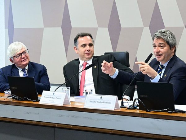 Mesa: 
presidente do Superior Tribunal de Justiça (STJ), ministro Herman Benjamin; 
presidente da CTCIVIL, senador Rodrigo Pacheco (PSD-MG); 
senador Carlos Portinho (PL-RJ) - em pronunciamento.