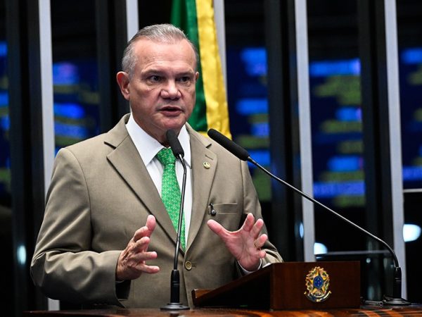 À tribuna, em discurso, senador Wellington Fagundes (PL-MT).