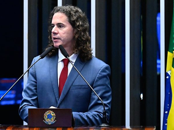 Em discurso, à tribuna, senador Veneziano Vital do Rêgo (MDB-PB).