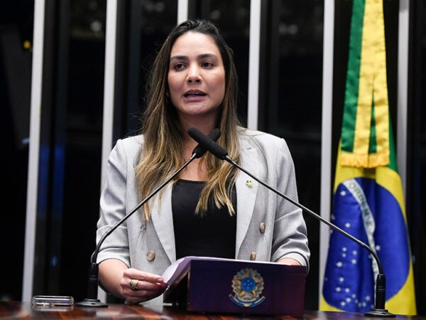 Em discurso, à tribuna, senadora Ana Paula Lobato (PSB-MA).
