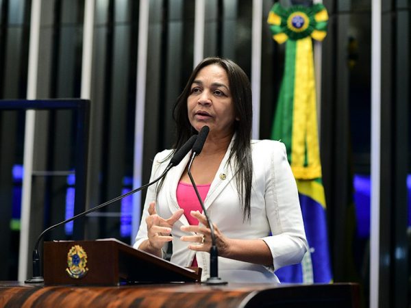 À tribuna, em discurso, senadora Eliziane Gama (PSD-MA).
