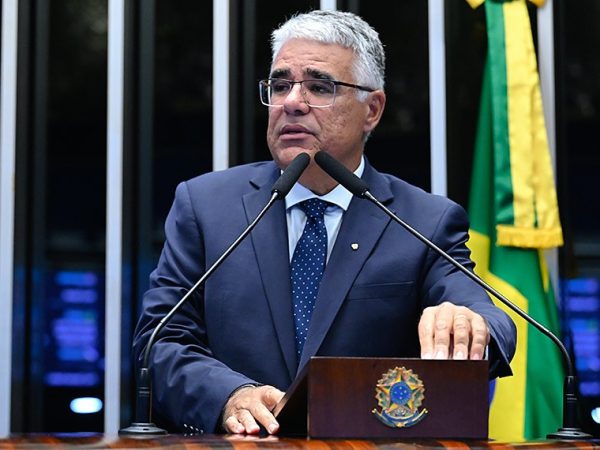 À tribuna, em discurso, senador Eduardo Girão (Novo-CE).
