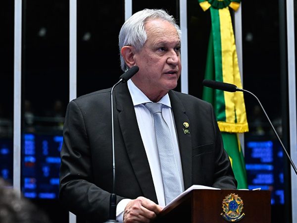 À tribuna, em discurso, senador Hermes Klann (PL-SC).