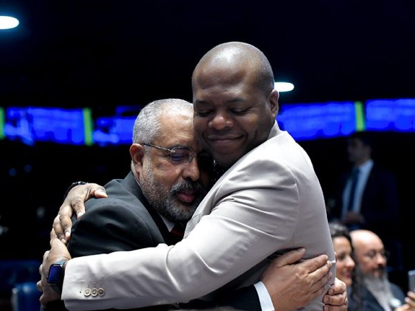 Participam:
senador Paulo Paim (PT-RS);
ministro dos Direitos Humanos e da Cidadania, Silvio Almeida.