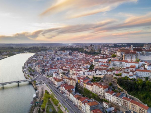 Vista de Coimbra: acordo prevê cooperação entre a Câmara Municipal da cidade portuguesa, o Senado e a Associação Portugal Brasil 200 Anos Banco de Imagens Freepik