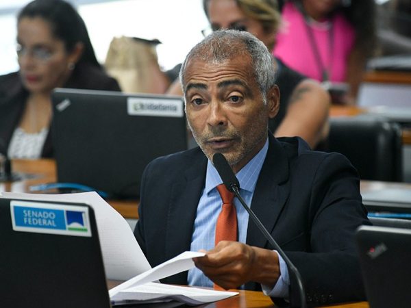 Em pronunciamento, à bancada, relator dos PL’s 1.881/2022, 3.461/2023 e 4.540/2023, senador Romário (PL-RJ).