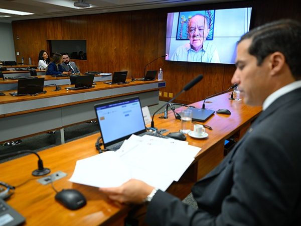À mesa, presidente da CMMPV 1.341/2026, deputado Gabriel Nunes (PSD-BA), conduz reunião.