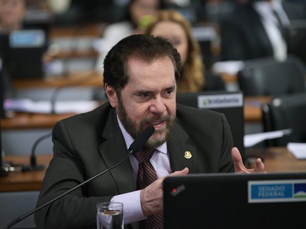 Em pronunciamento, à banada, senador Plínio Valério (PSDB-AM).